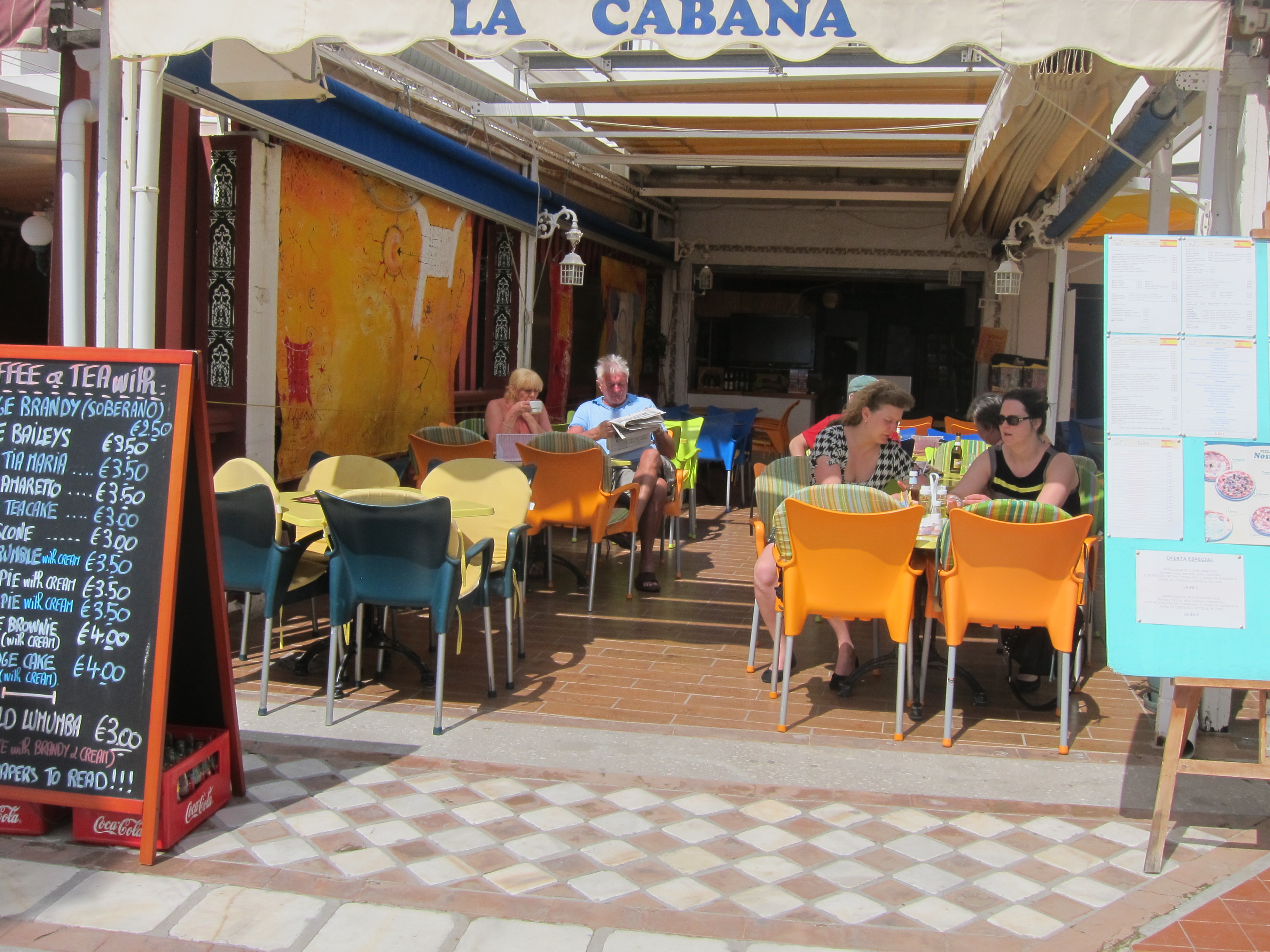 Turistas extranjeros, bar