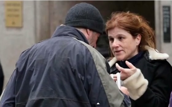 Karine ofreciéndole pizza